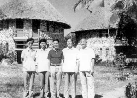 1987年,陆广莘(中)在坦桑尼亚防治艾滋病时和同事合影