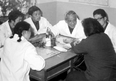 王绵之教授(左四)在为学生上教学实践课