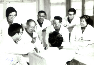 赵炳南(左三)与弟子们研讨学术